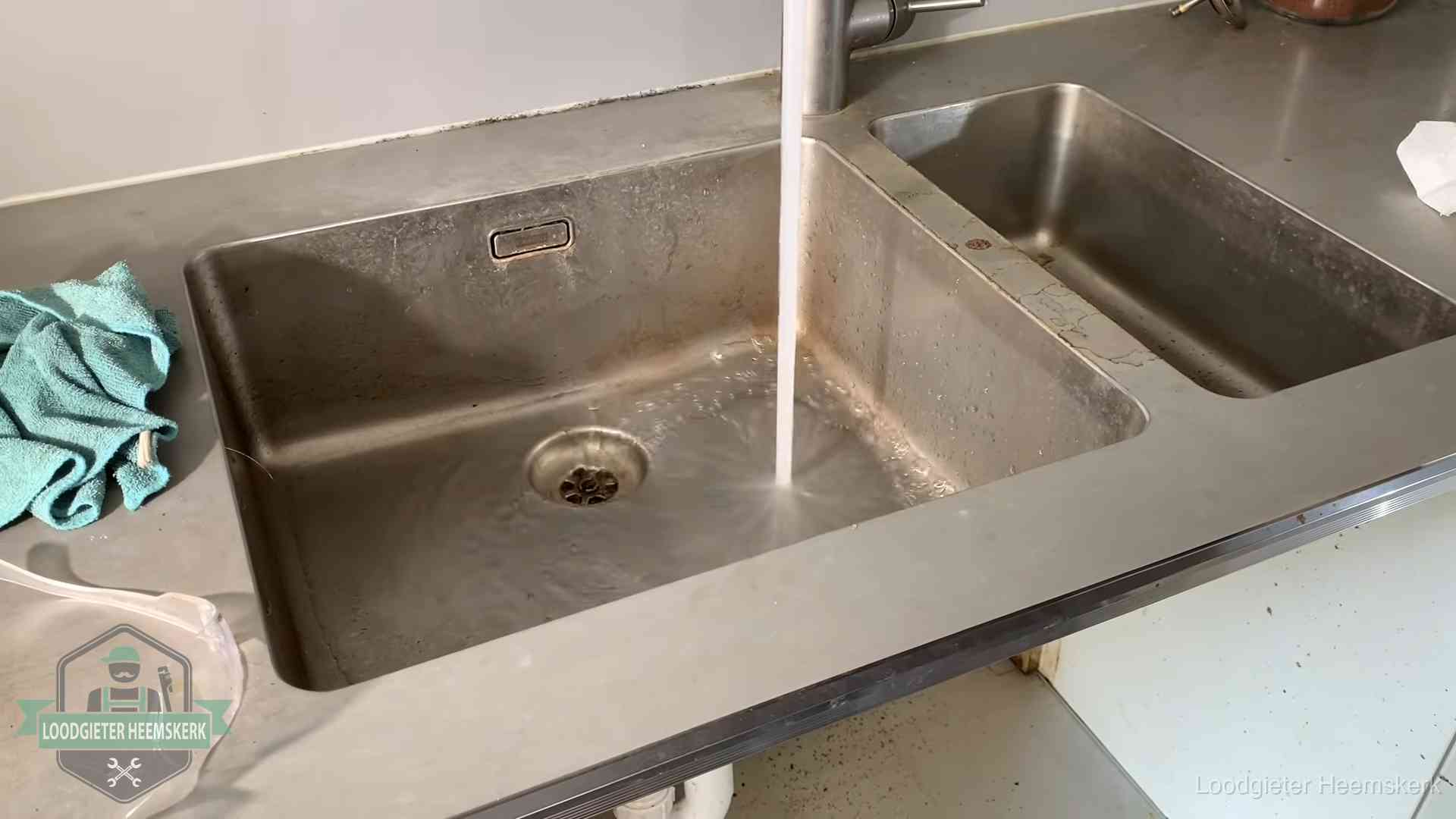 Vastlopende afvoer herkennen in Heemskerk Doorstroomtest van de afvoer bij een gootsteen in Heemskerk
