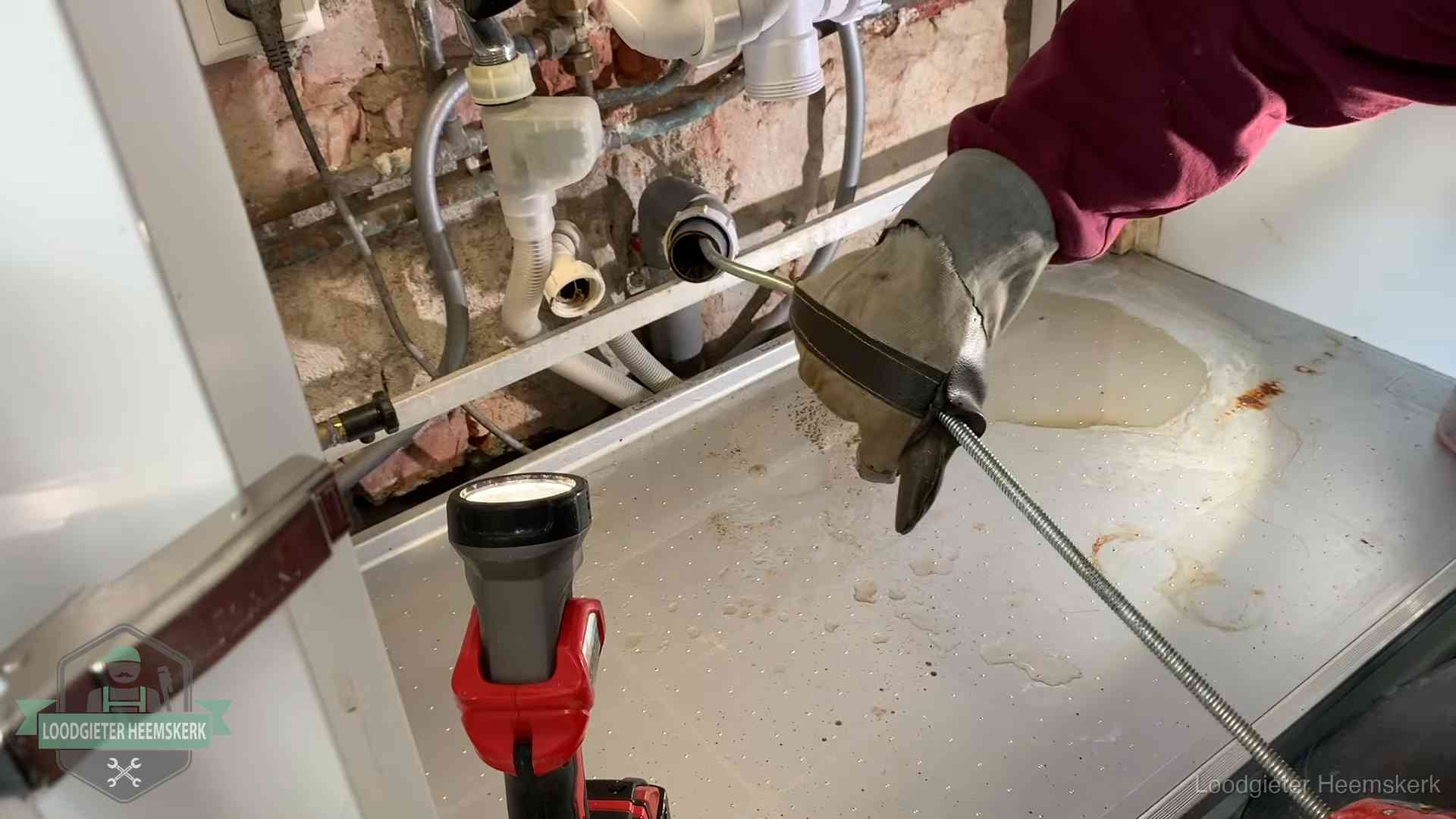 Je riool goed houden in Heemskerk Ontstoppingsveer wordt preventief door een afvoeraansluiting gehaald in Heemskerk