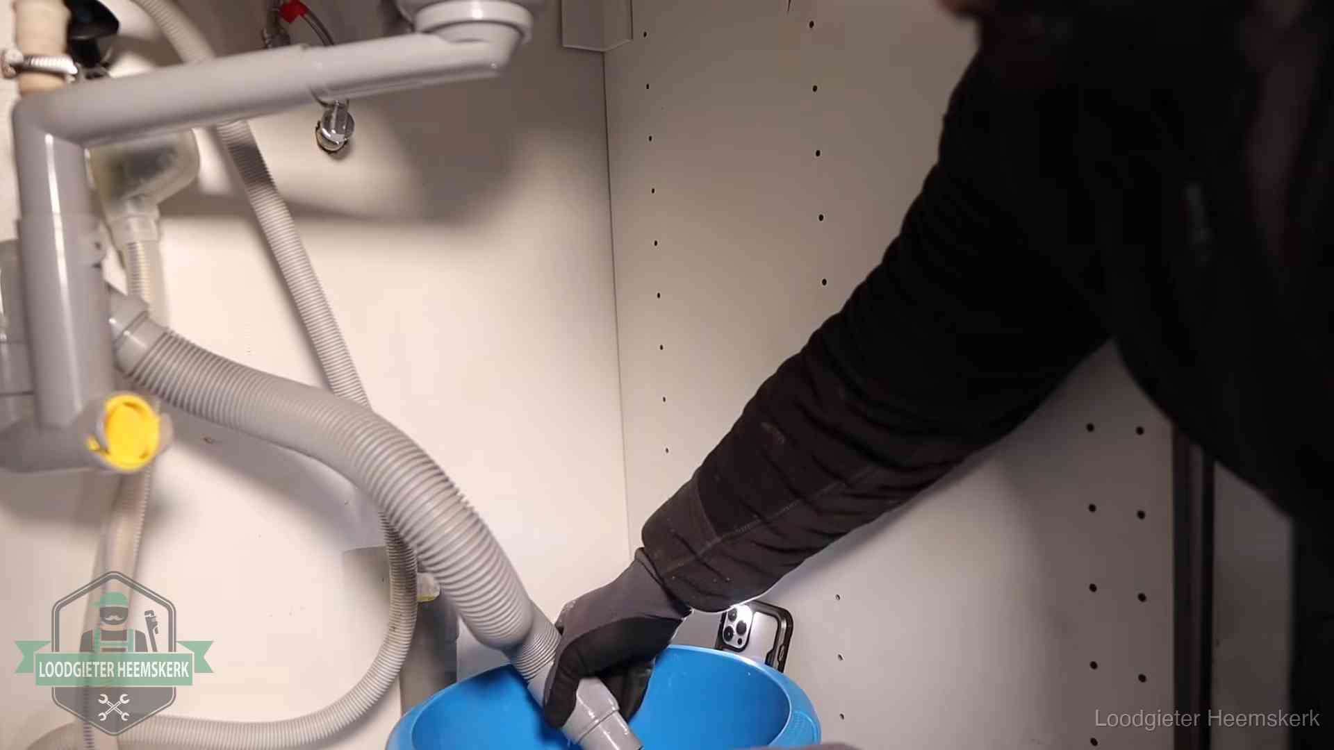 Zelf je afvoer legen in Heemskerk Afvoerslang loopt leeg in een emmer onder de gootsteen in Heemskerk, een klus die je zelf kunt doen