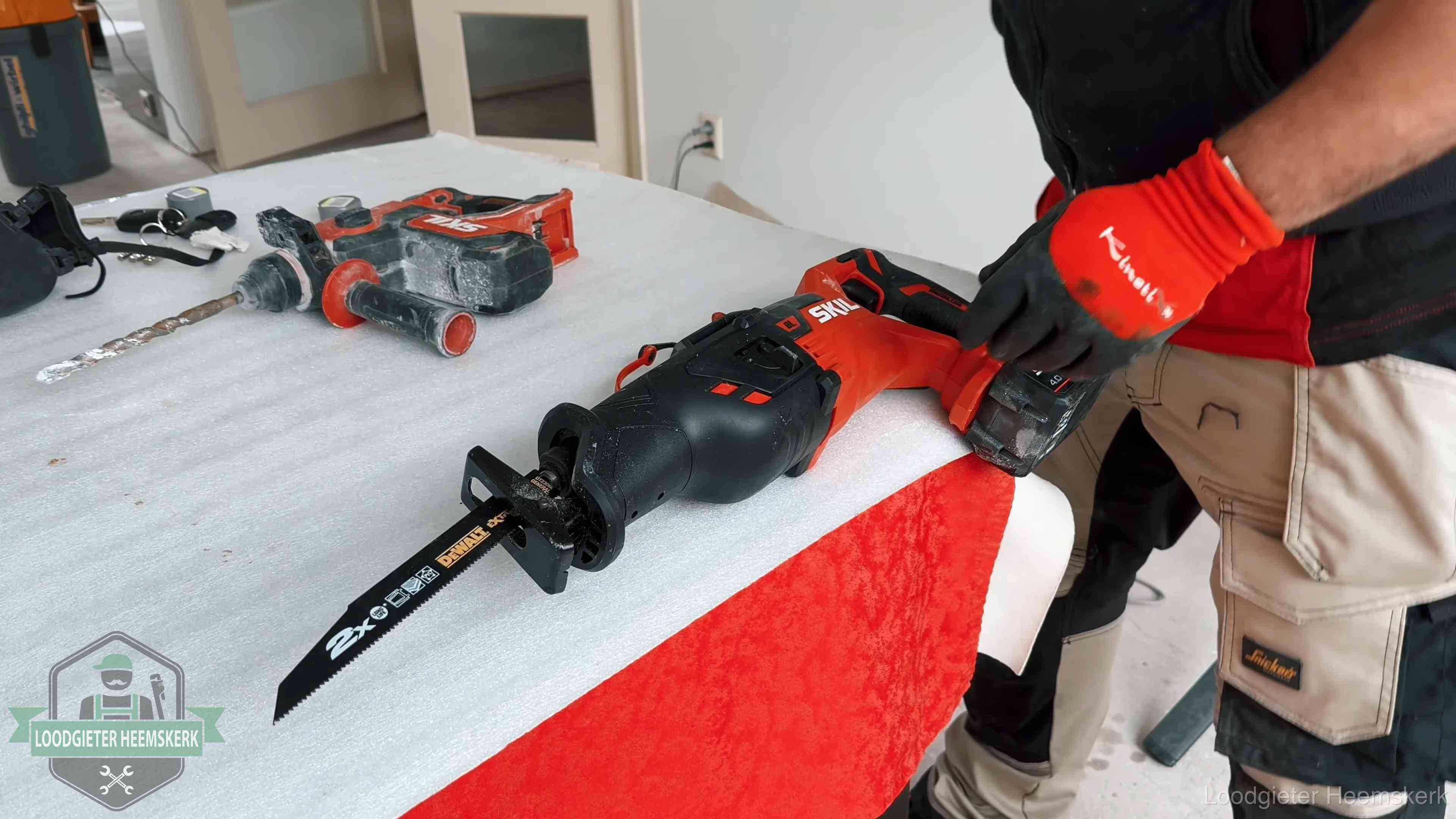Professioneel gereedschap klaargelegd voor een klus in Heemskerk