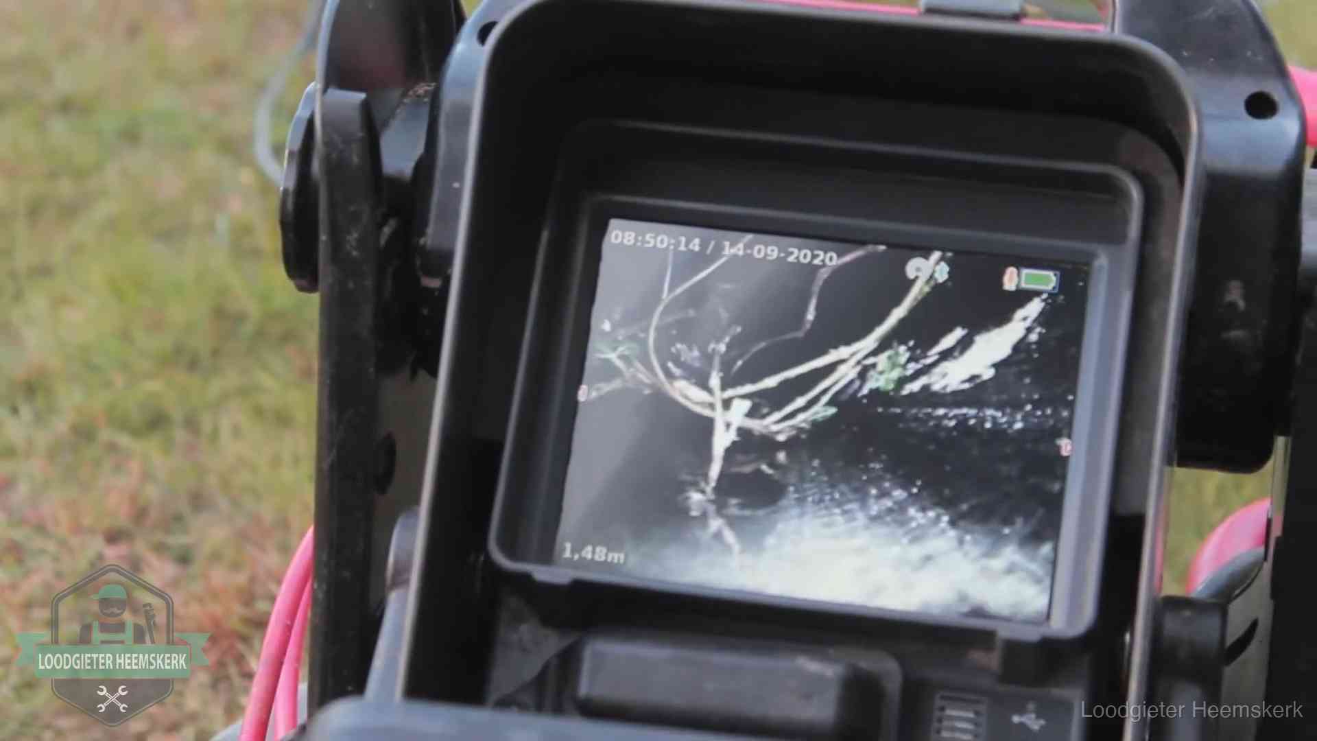 Camera-inspectie van het riool in Heemskerk Monitor van een rioolcamera toont wortelingroei in de rioolbuis bij een woning in Heemskerk