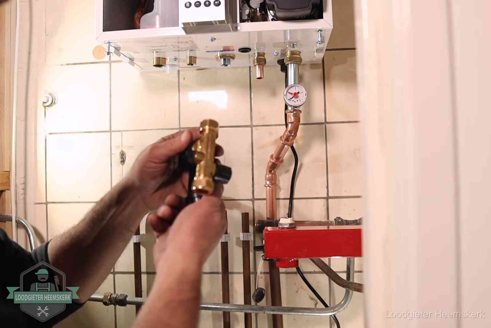 Zelf cv-druk bijvullen in Heemskerk Vulkraan en manometer onder een cv-ketel voor het bijvullen van de waterdruk in Heemskerk