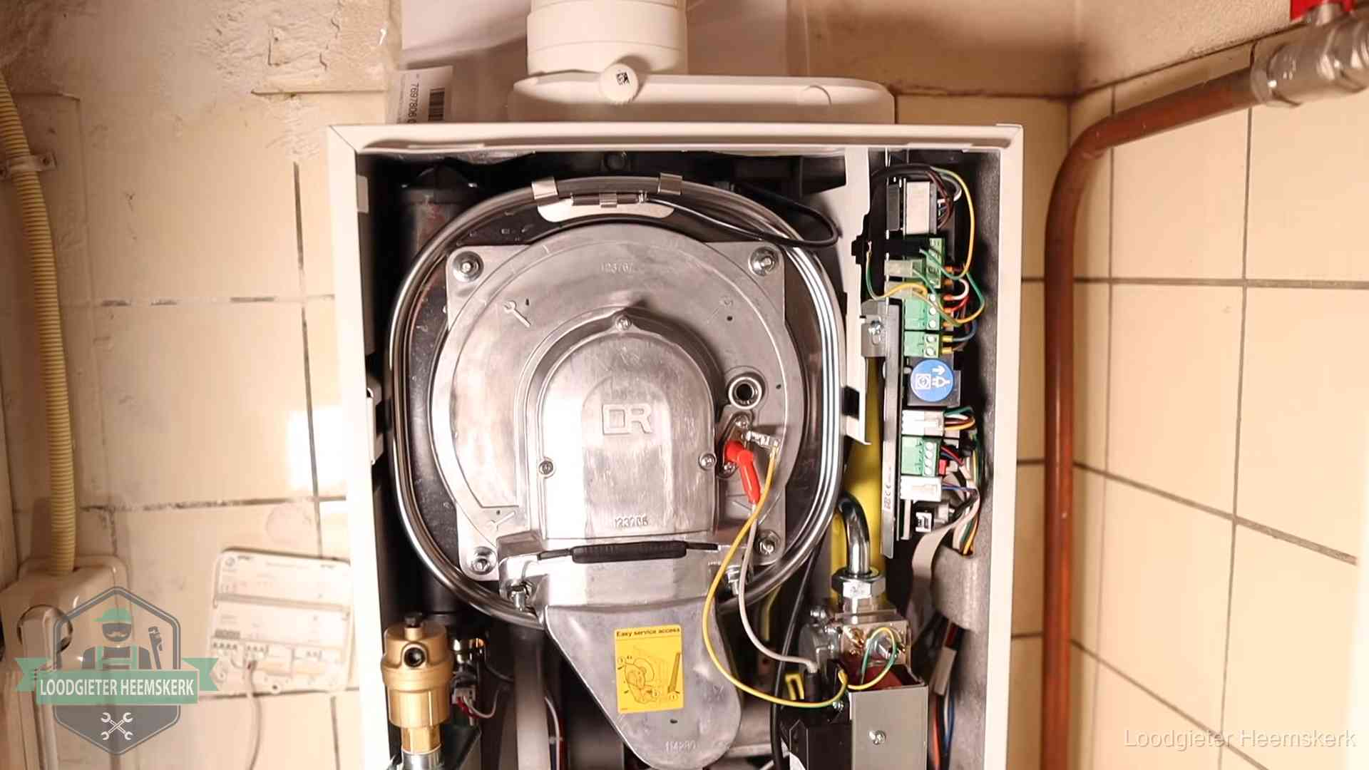 Hoe vaak cv-onderhoud in Heemskerk Geopende cv-ketel met warmtewisselaar tijdens periodiek onderhoud in Heemskerk