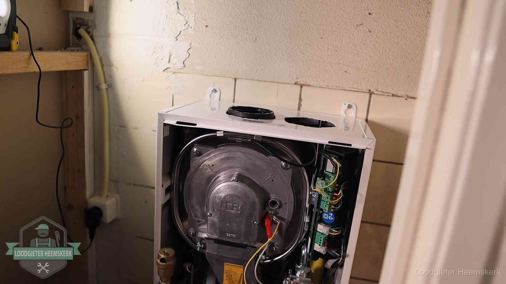 Onderhoudsbeurt cv-ketel in Heemskerk Geopende cv-ketel tijdens een onderhoudsbeurt in Heemskerk, met brander en warmtewisselaar zichtbaar