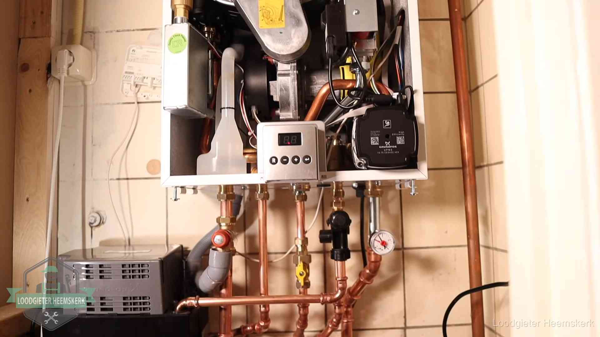 Zuiniger stoken na cv-onderhoud in Heemskerk Geopende cv-ketel met brander en cv-pomp tijdens een onderhoudsbeurt in Heemskerk