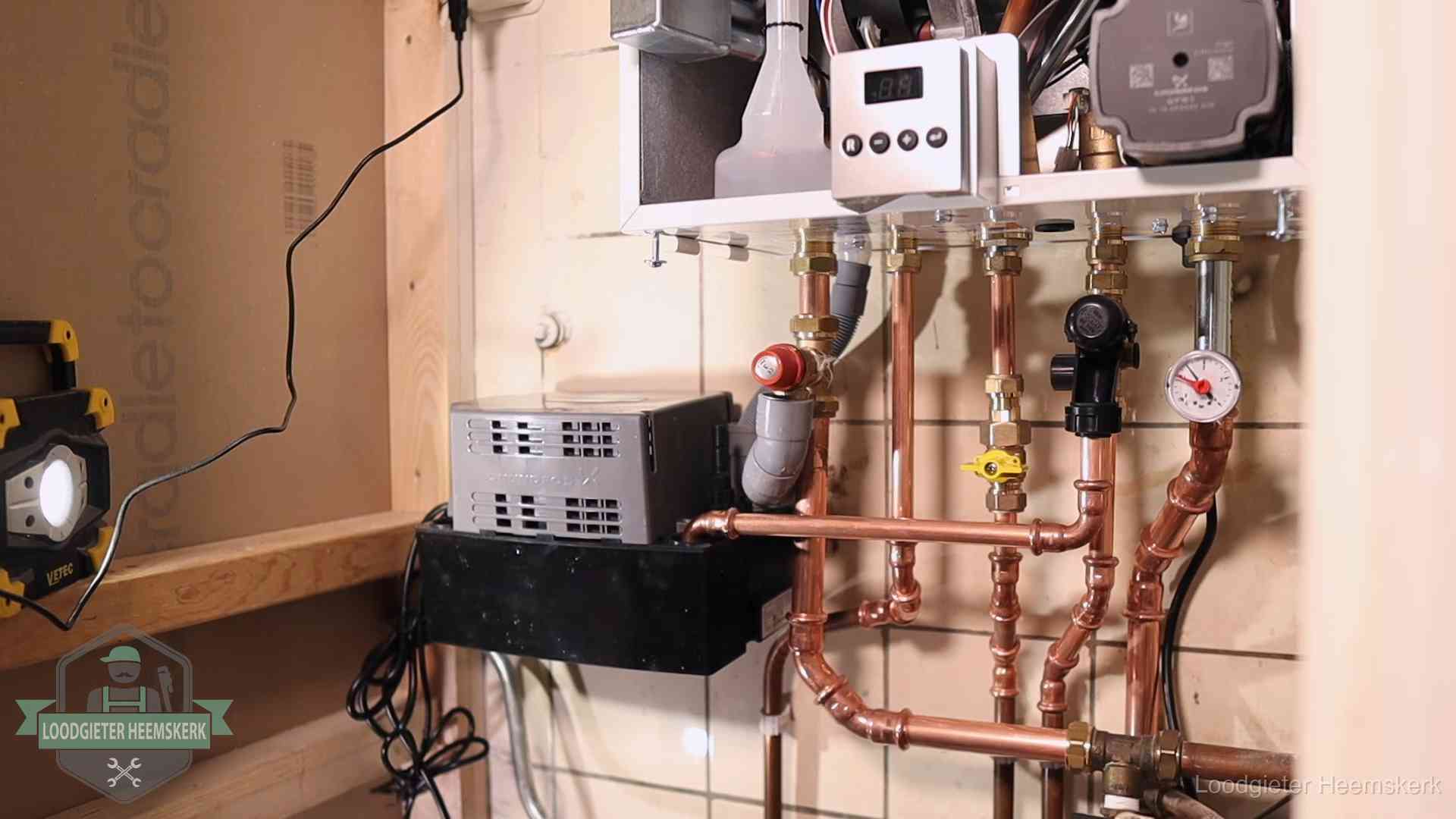 Levensduur van je cv-ketel in Heemskerk Nieuw koperen leidingwerk met pomp en manometer onder een vervangen cv-opstelling in Heemskerk
