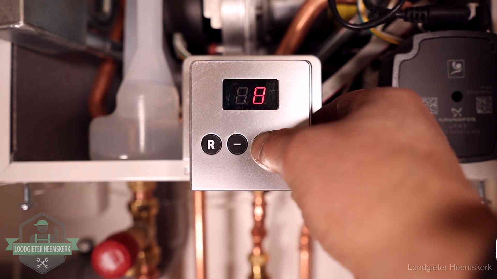 Cv-storing uitlezen in Heemskerk Monteur bedient het display van een cv-ketel bij een storing in Heemskerk
