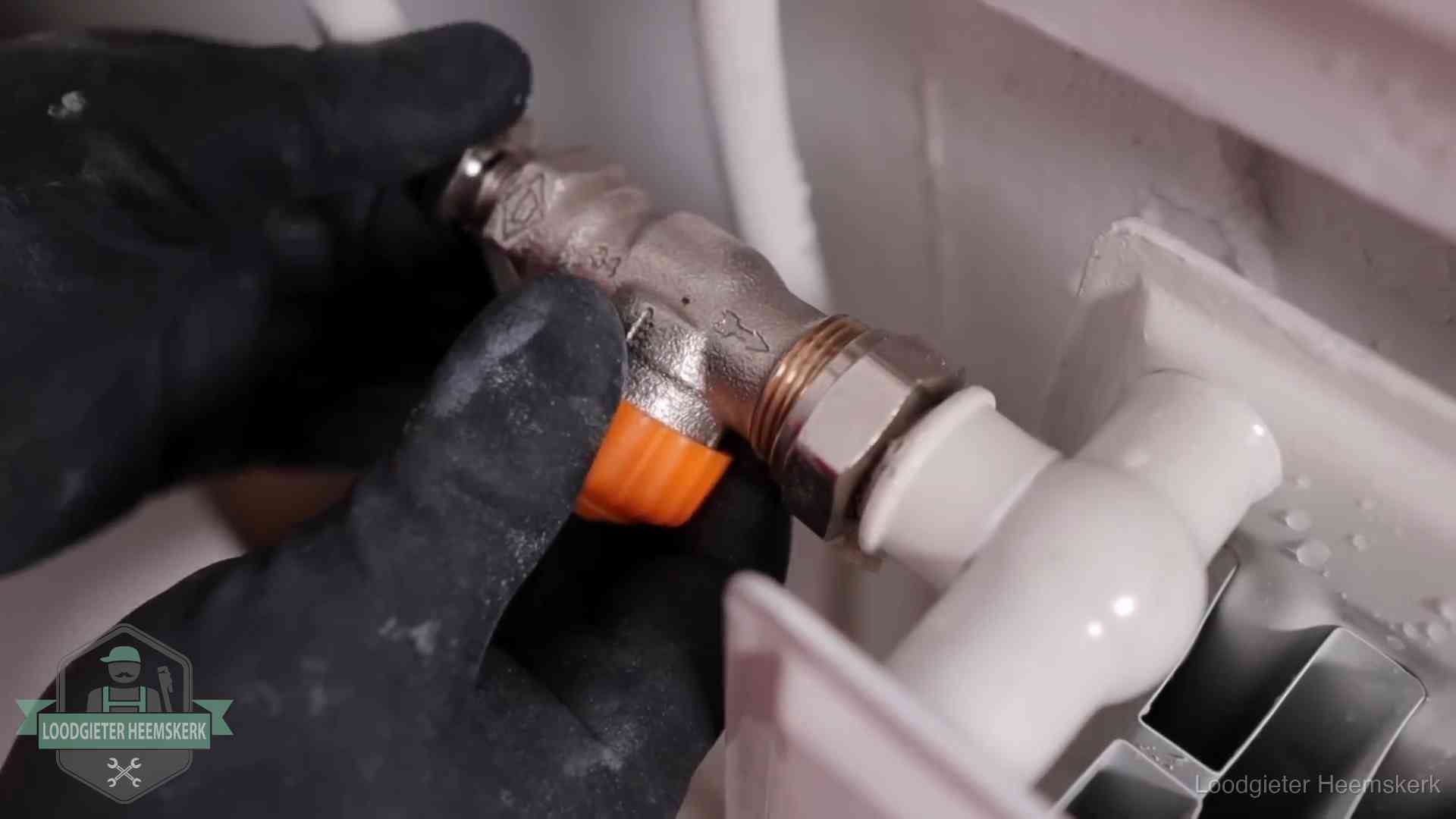Je cv winterklaar maken in Heemskerk Thermostaatkraan wordt gemonteerd op een radiator in Heemskerk voor het stookseizoen