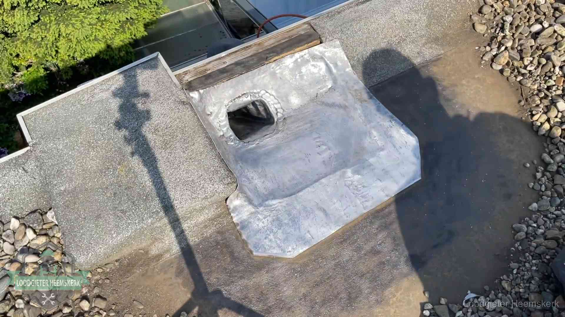 Vers afgedichte dakdoorvoer met lood en zink op een plat dak in Heemskerk