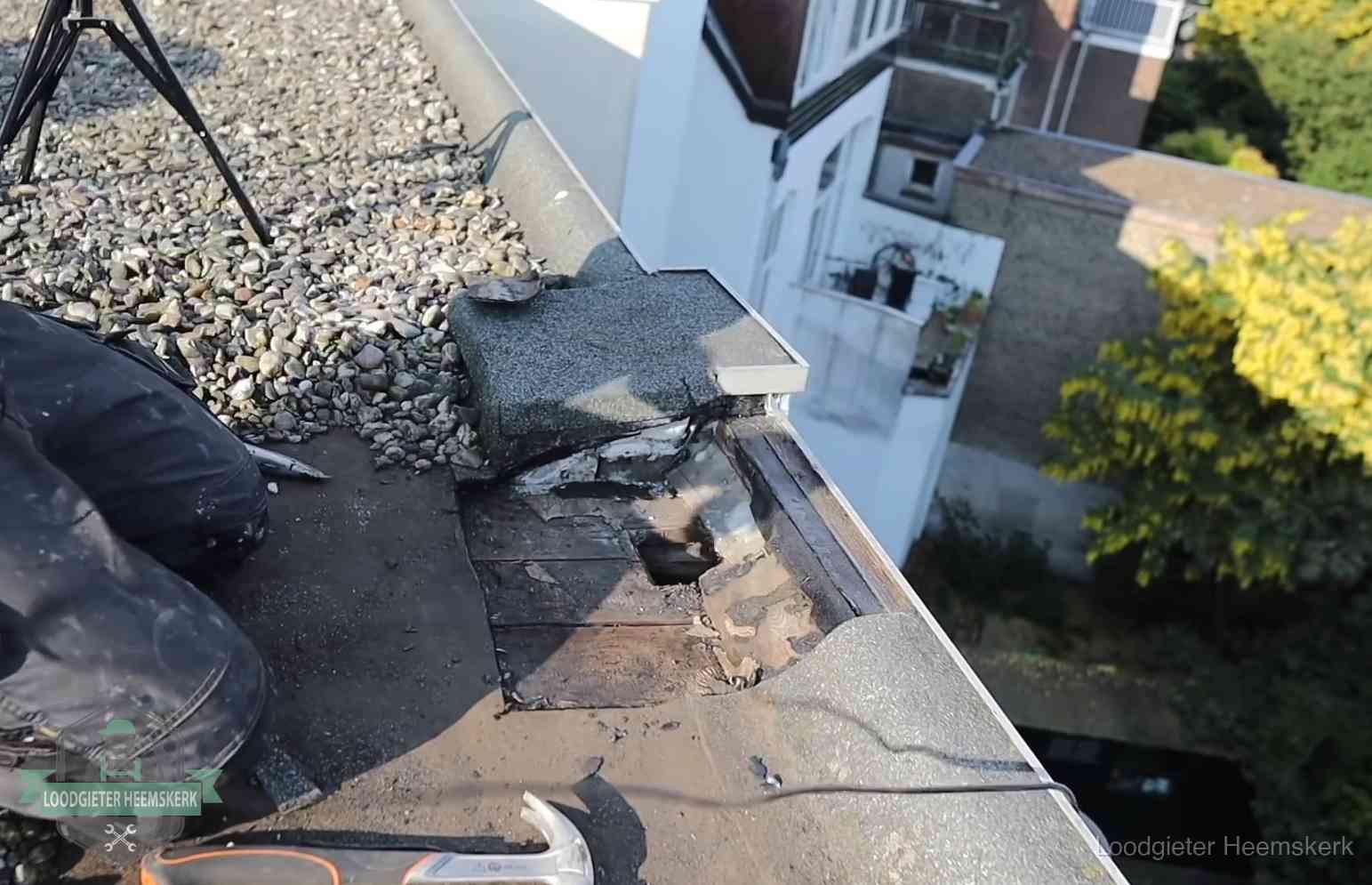 Opengelegde dakrand met verrot dakbeschot door een langdurige daklekkage in Heemskerk