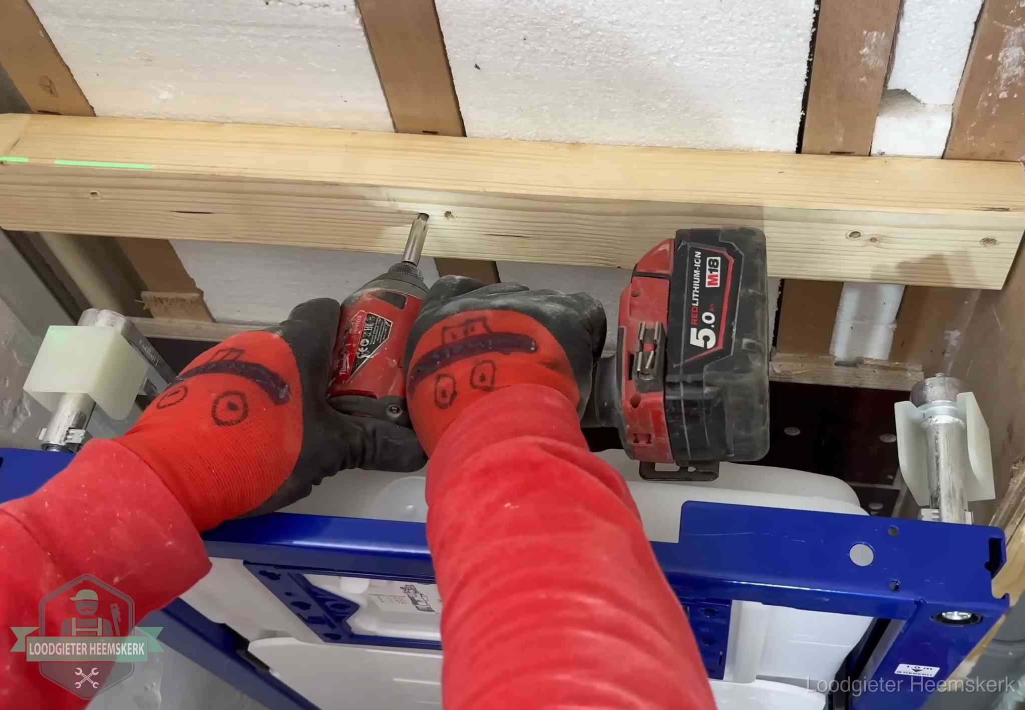 Fout in de wc-installatie opsporen in Heemskerk Monteur bevestigt een inbouwreservoir voor een hangend toilet in Heemskerk