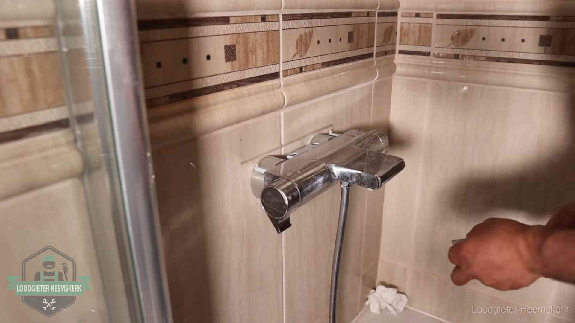 Kalkaanslag en je cv-ketel in Heemskerk Verkalkte douche-mengkraan in Heemskerk, hetzelfde kalk dat zich in de warmtewisselaar afzet