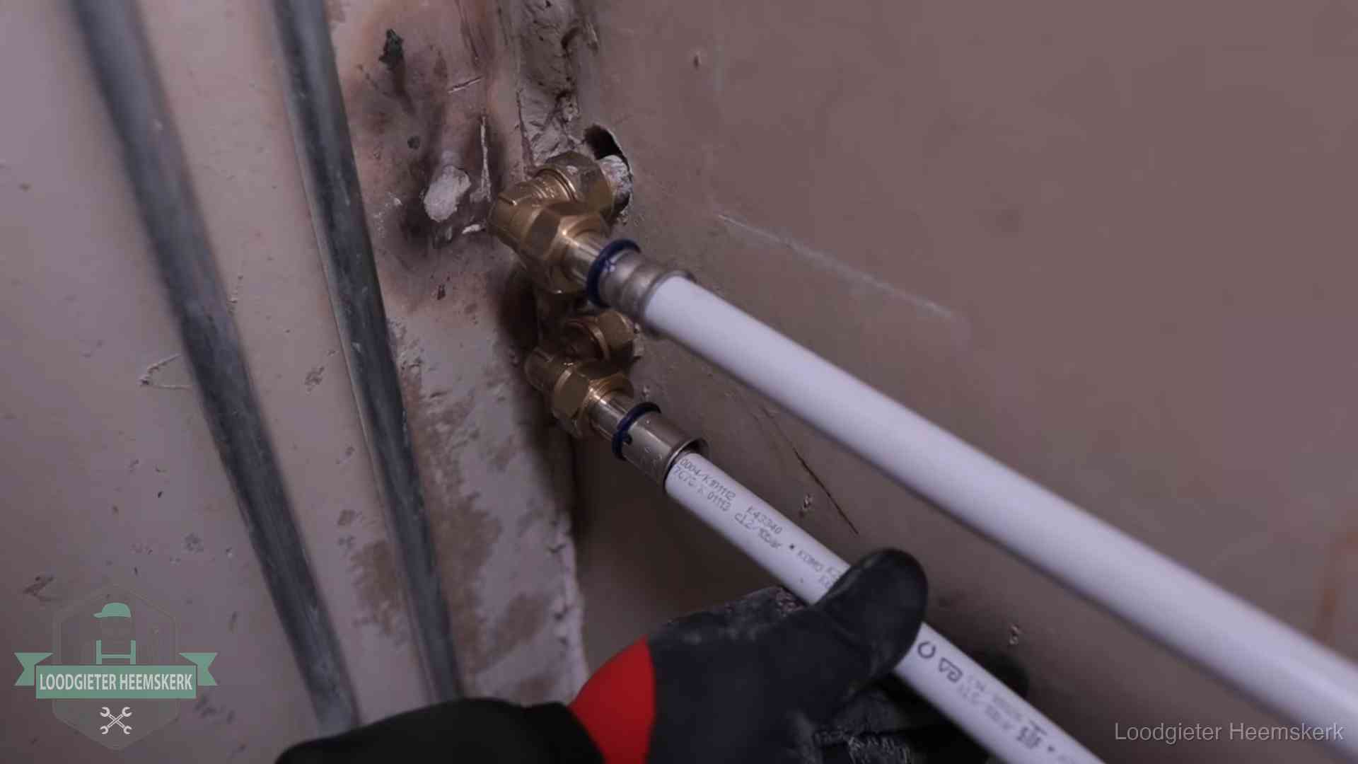 Meerlagenbuizen met keurmerk en rvs persfittingen op muuraansluitingen in Heemskerk