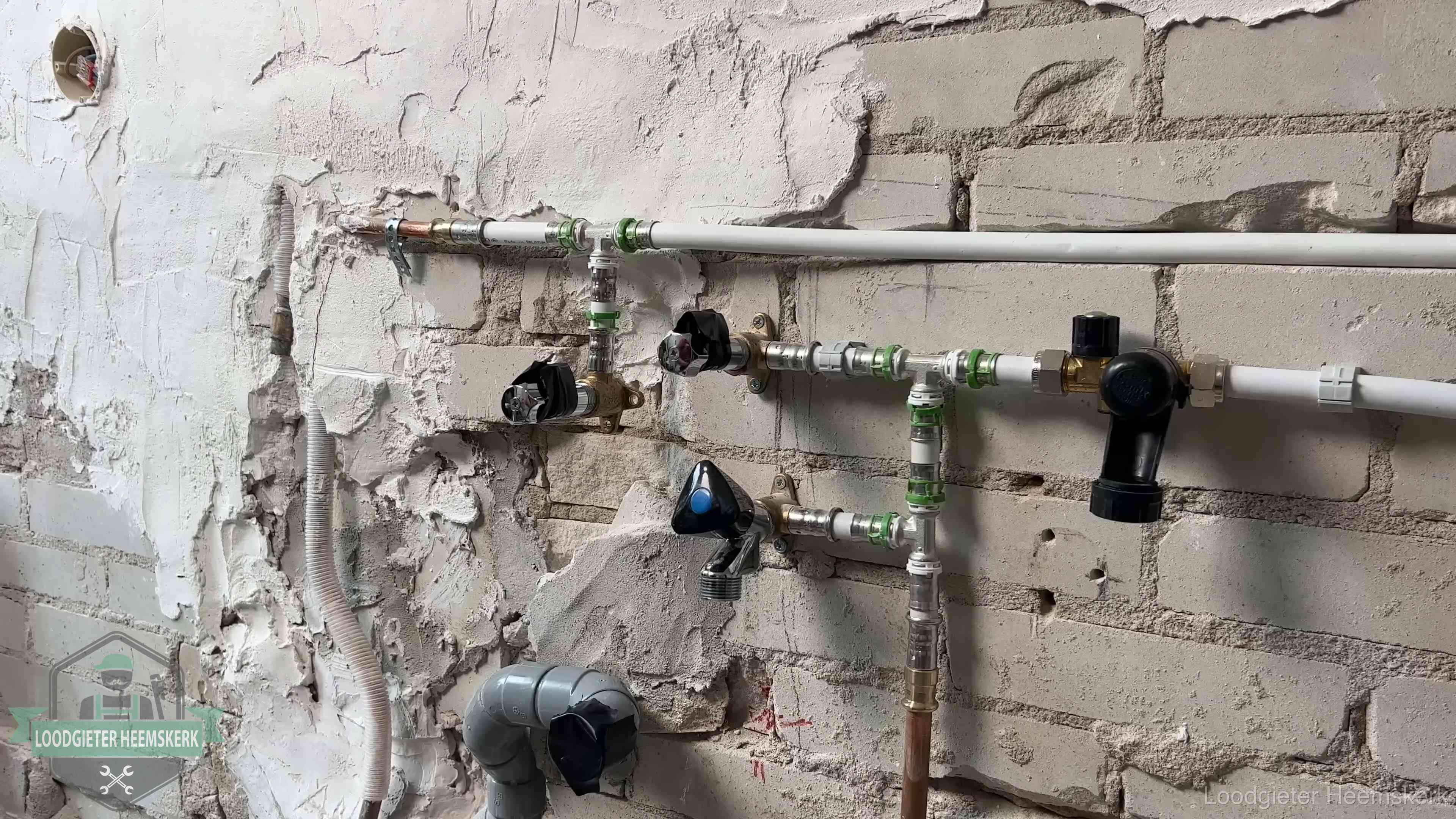 Nieuw aangelegd leidingwerk met persfittingen tijdens een verbouwing in Heemskerk