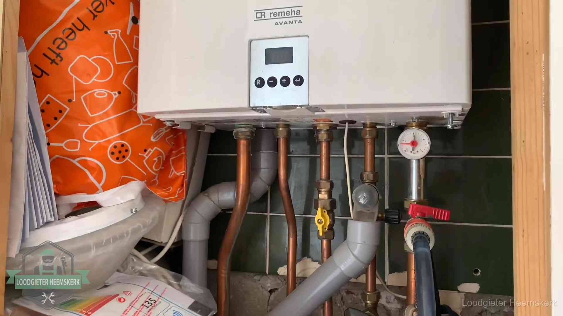 Remeha cv-ketel onderhoud in Heemskerk Oudere Remeha cv-ketel in een ketelkast in een woning in Heemskerk