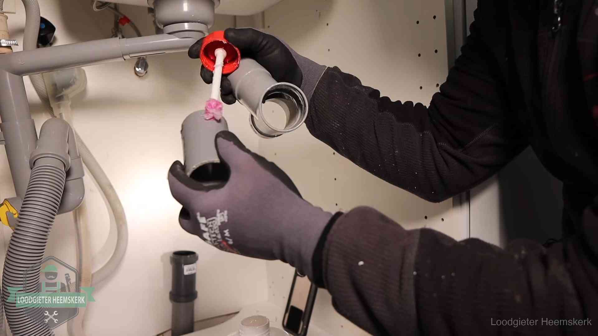 Oorzaak van een verstopte afvoer in Heemskerk Loodgieter demonteert en reinigt de sifon onder een keukenkast in Heemskerk