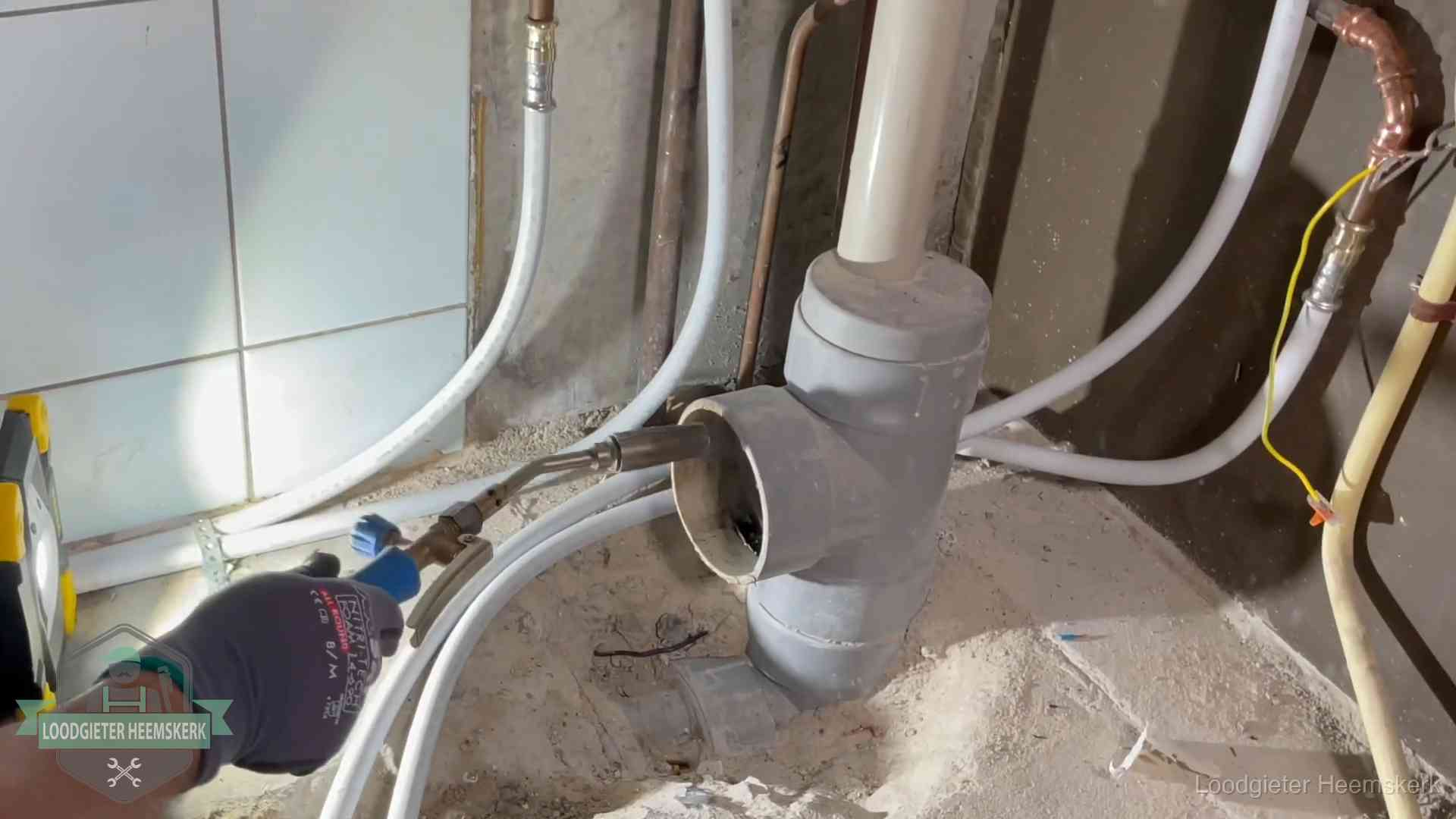 Verstopping in een huurwoning in Heemskerk Loodgieter werkt aan leidingen bij de pvc-standleiding van een huurwoning in Heemskerk