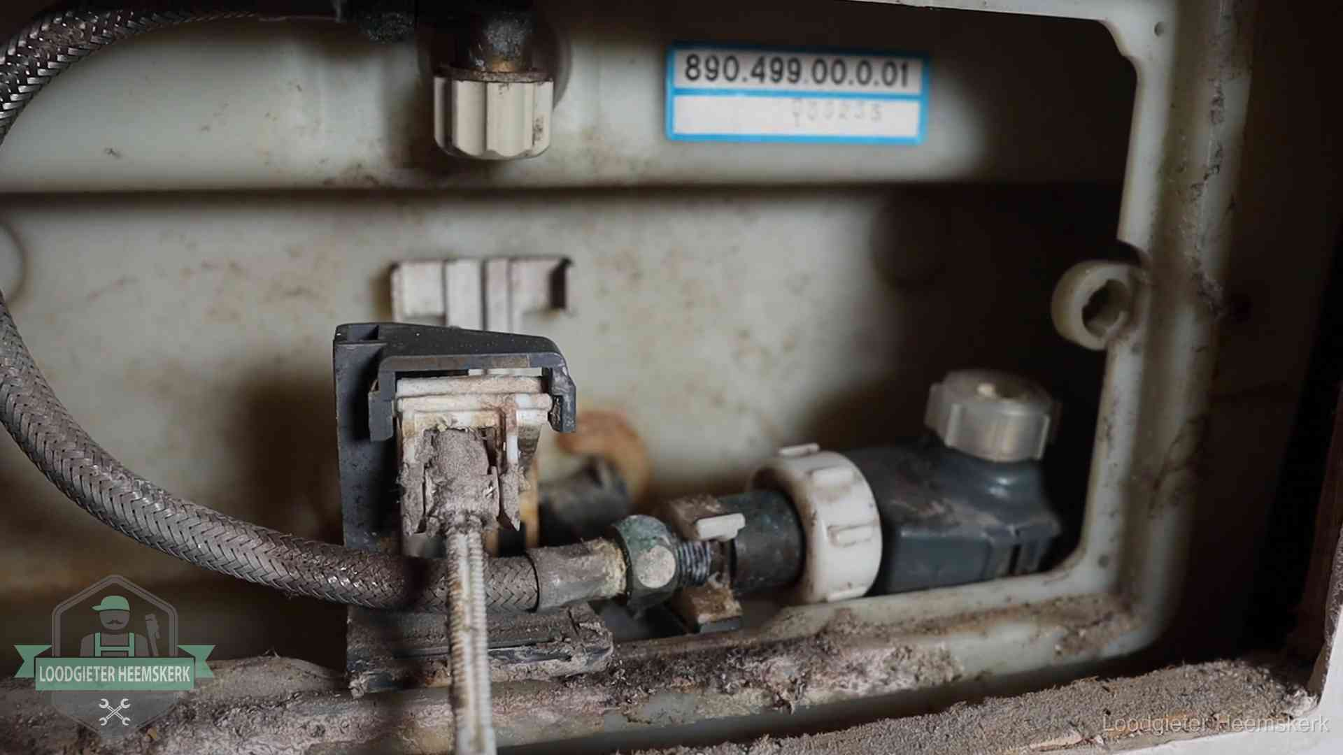 Stortbak en spoelmechanisme in Heemskerk Verkalkt binnenwerk van een stortbak met vlotterkraan in Heemskerk