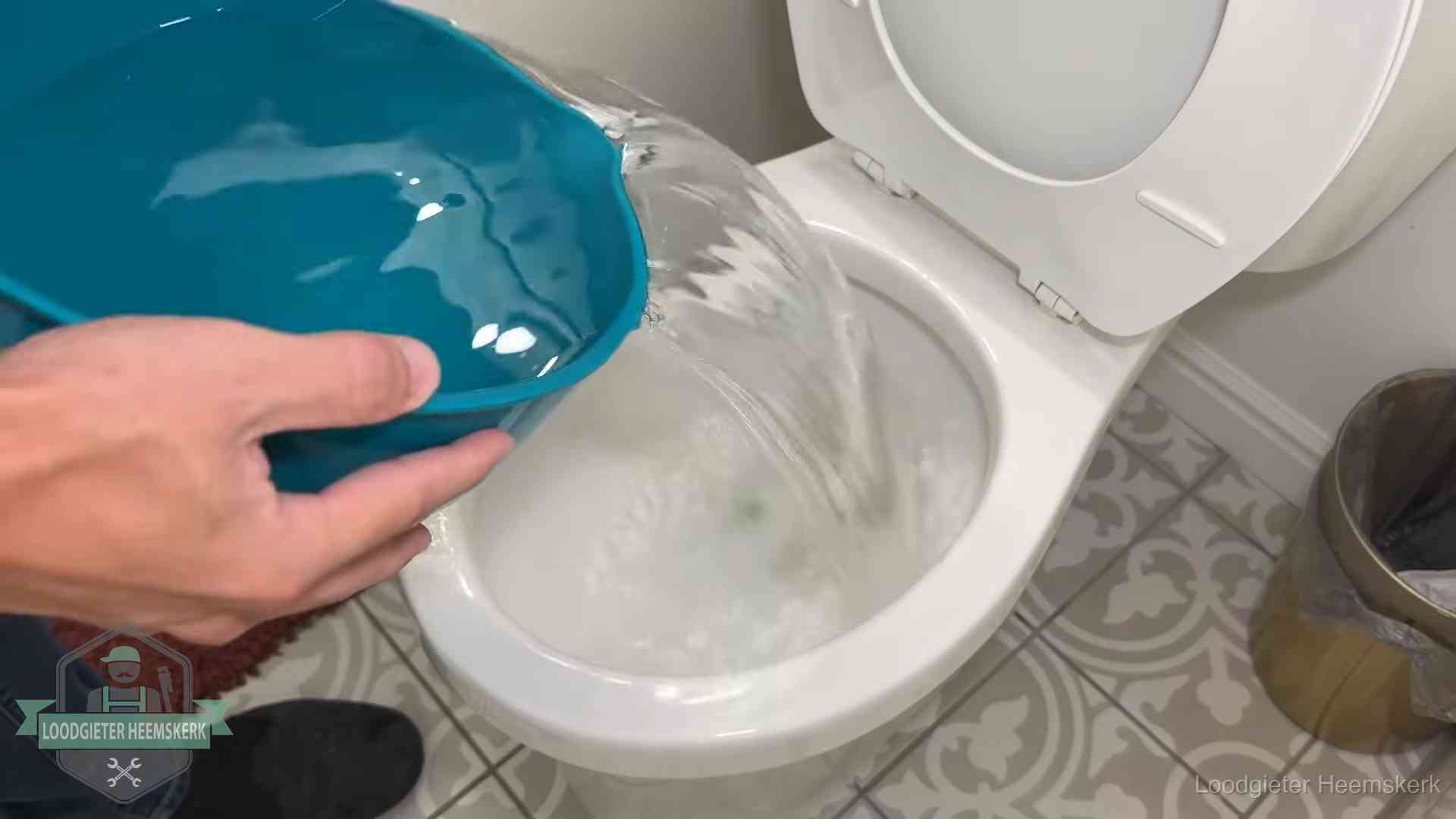 De warm-water-methode in Heemskerk Warm water wordt voorzichtig in de wc-pot gegoten in Heemskerk
