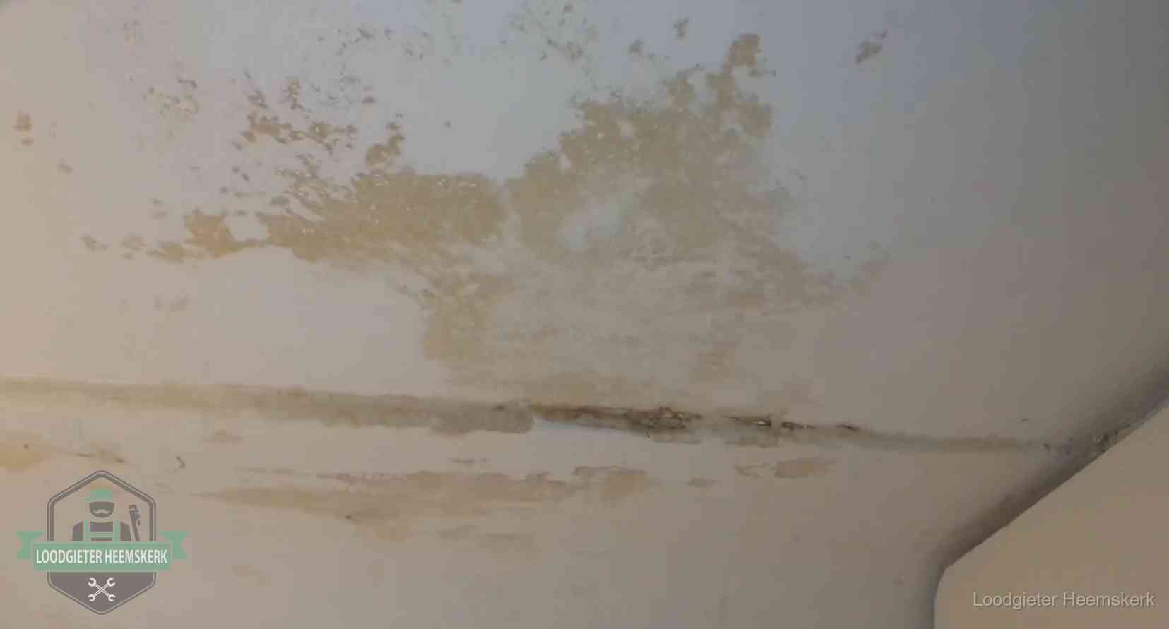 Verzekering bij rioolschade in Heemskerk Watervlekken op een plafond in Heemskerk, schade die je bij de verzekering meldt