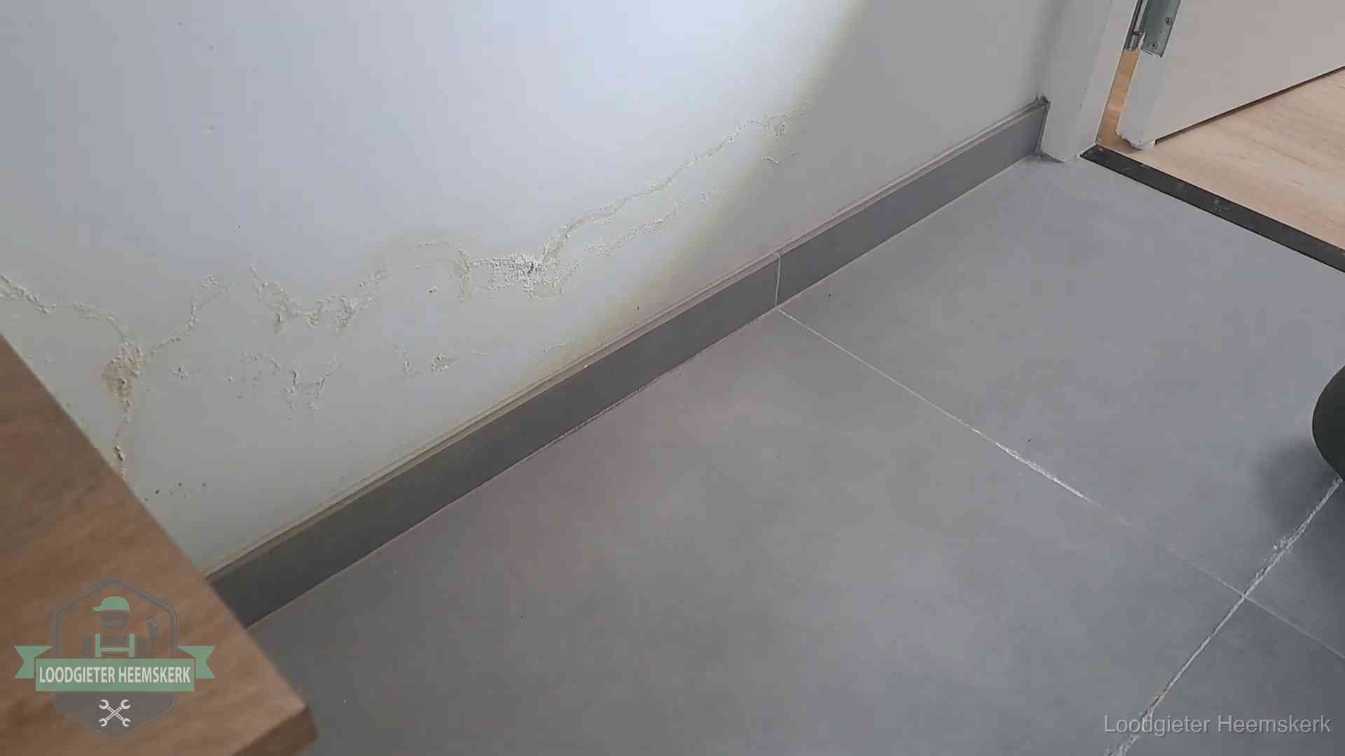 Waterschade met kalkuitbloeiing op een binnenwand in Heemskerk, vastgelegd voor de verzekering
