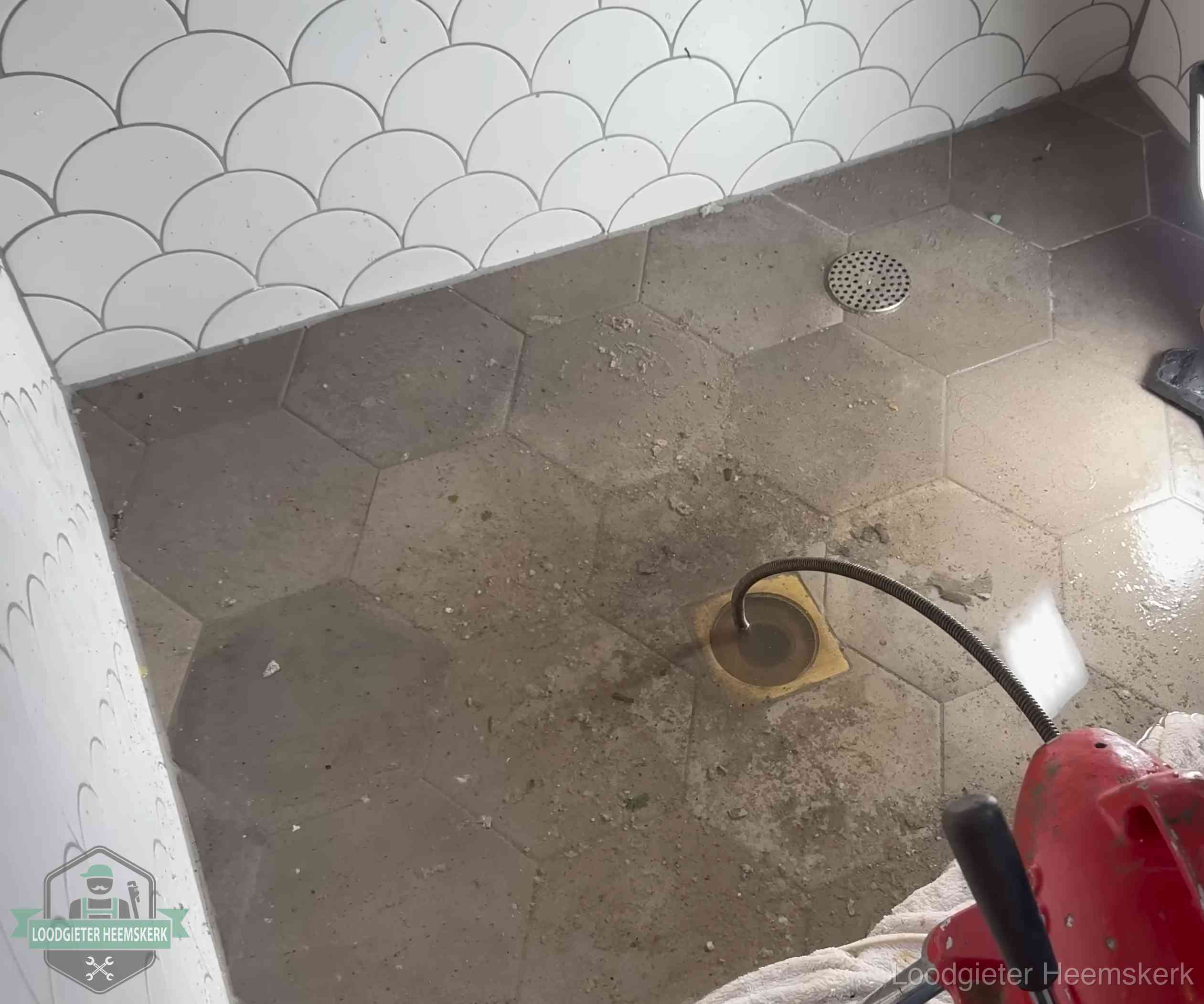 Stank uit wc of vloerput in Heemskerk Vloerput met waterslot in een badkamer in Heemskerk, een bron van stank als het waterslot droogstaat