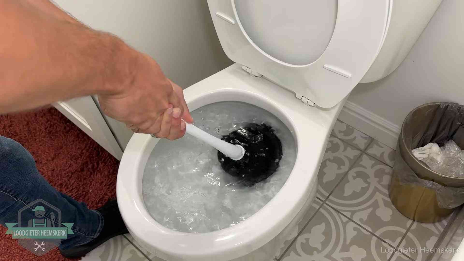 Zelf je wc ontstoppen in Heemskerk Zelf de wc ontstoppen met een plopper in Heemskerk, het water kolkt in de pot