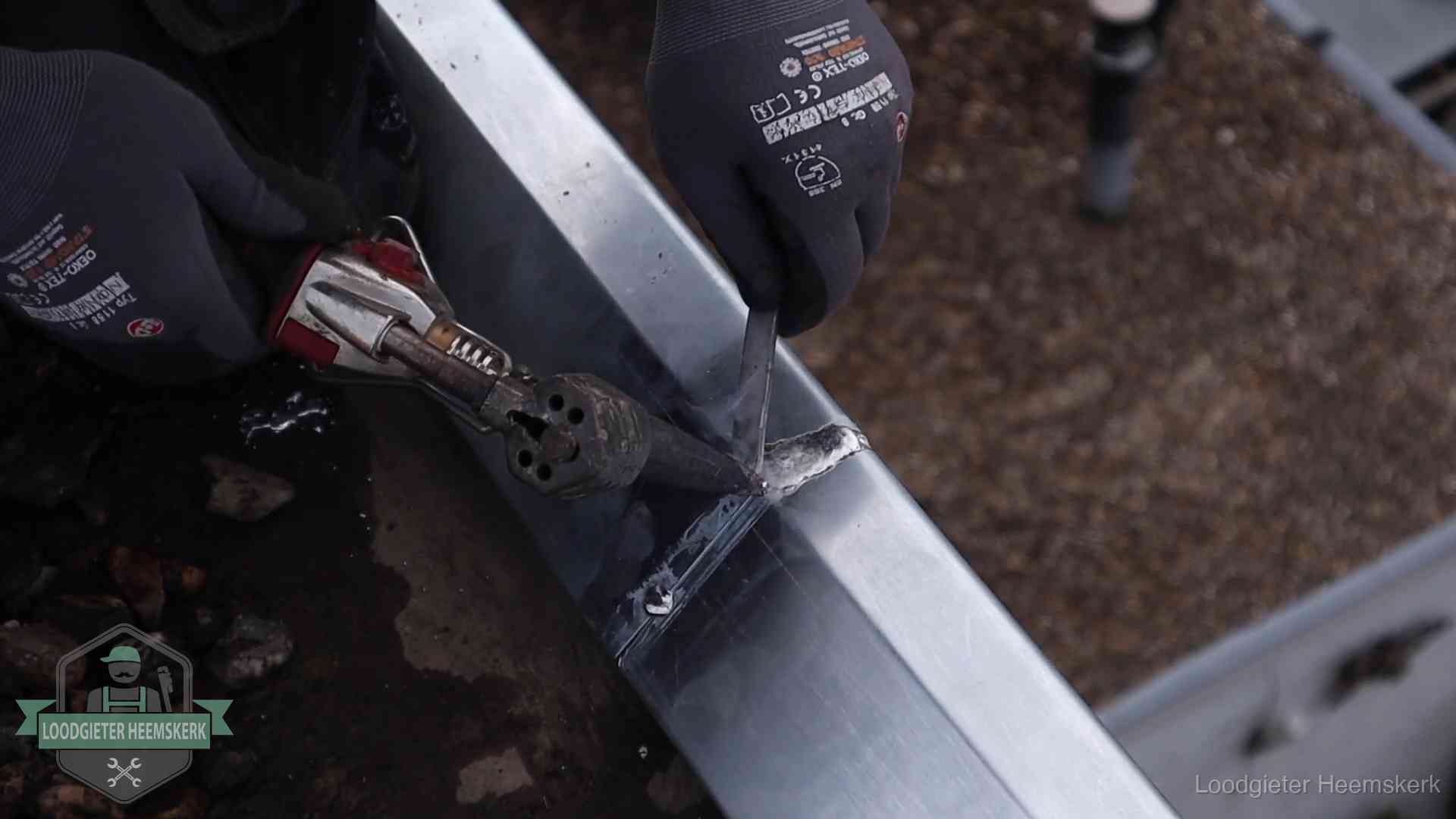 Zinken naad solderen op een dak in Heemskerk, vakwerk waar het bij zelf repareren vaak misgaat