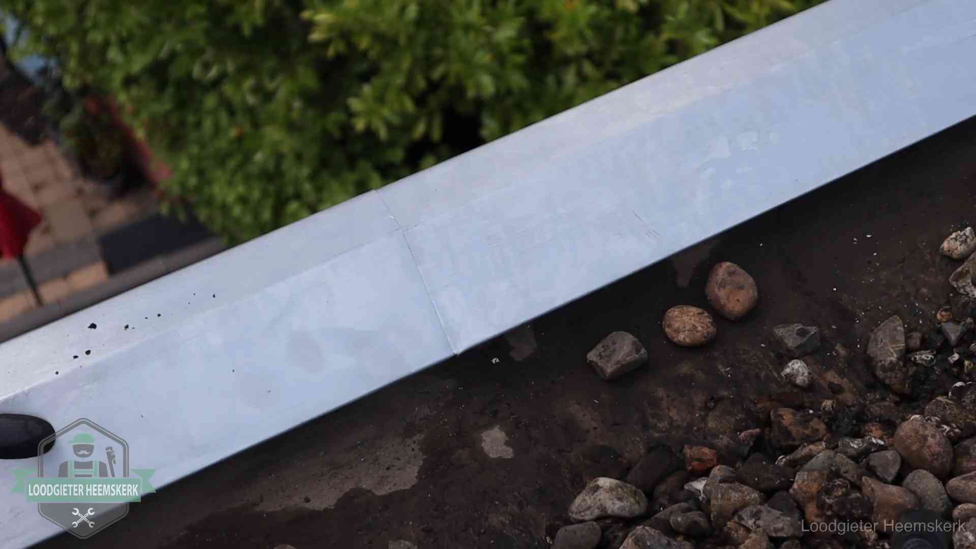 Strak gesoldeerd naaddetail in een zinken daktrim op een dak in Heemskerk